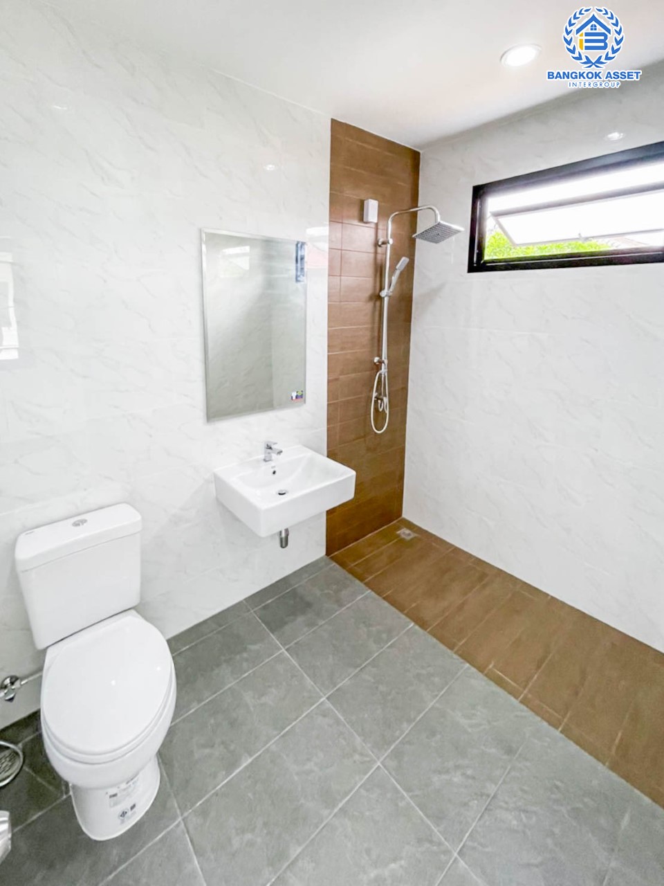 *****บ้านเดี่ยวมือสอง ม.วราภิรมย์ สุขาภิบาล5 หลังมุม เนื้อที่ 88.1 ตร.ว. ฟังก์ชัน 3 ห้องนอน 3 ห้องน้ำ จอดรถได้ 2 คัน บนทำเลเชื่อมต่อหลายเส้นทาง ถ.รามอินทรา ถ.สายไหม และถ.พหลโยธิน ใกล้สนามบินดอนเมือง ทางด่วน "รามอินทรา" และรถไฟฟ้าสายสีเขียว "สถานีสายหยุด"